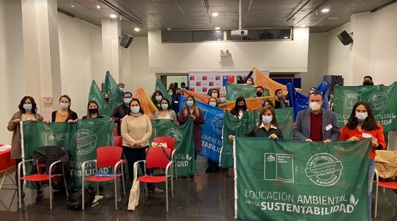 SEREMI del Medio Ambiente entrega banderas de certificación ambiental a establecimientos educacionales de la región de Aysén