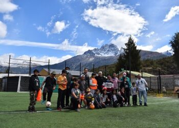 Jóvenes de Villa Cerro Castillo participan en taller de fútbol impartido por jugadoras profesionales