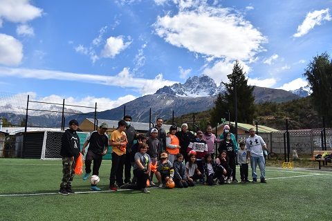 Jóvenes de Villa Cerro Castillo participan en taller de fútbol impartido por jugadoras profesionales