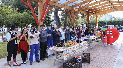 Con invitación a seguir prefiriendo frutas y hortalizas regionales culminó temporada de feria hortícola Prodesal Plaza Angol