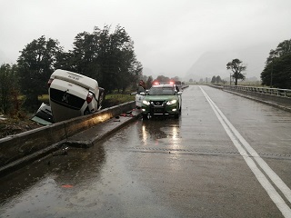 Carroza fúnebre volcó en sector puente Doña Dora