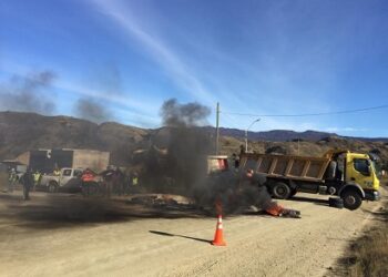 Tras pago de remuneraciones trabajadores de constructora Santa Fe sueltan corte de ruta siete sur