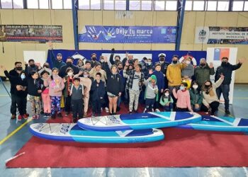Agrupación Patagones Kids recibe capacitación y equipamiento para práctica de SUP gracias al FOSIS