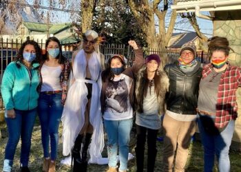 INJUV Aysén conmemora Día Internacional contra la Homofobia, Bifobia y Trasfobia izando Bandera de la Diversidad￼