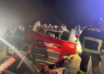 Volcamiento de camión en cuesta del diablo dejó a dos personas lesionadas