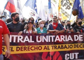 Día Internacional de las y los Trabajadores: Ministra Jeannette Jara marchó junto a la CUT