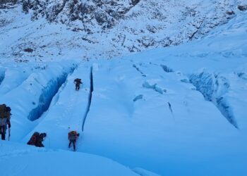 Especialistas en montaña del Ejército realizan travesía en Glaciar Calluqueo