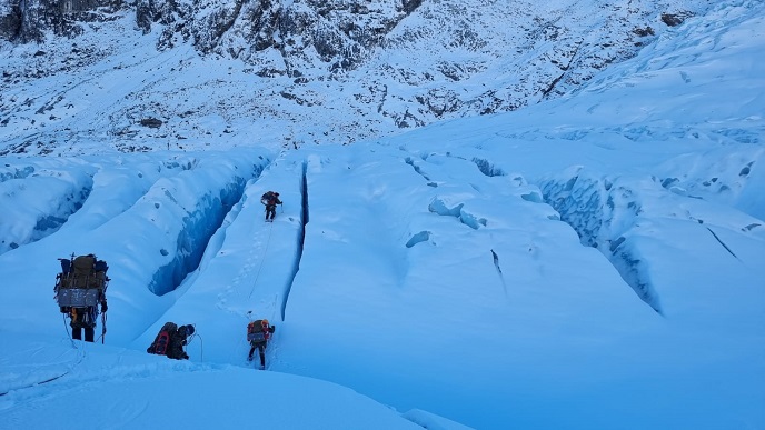Especialistas en montaña del Ejército realizan travesía en Glaciar Calluqueo