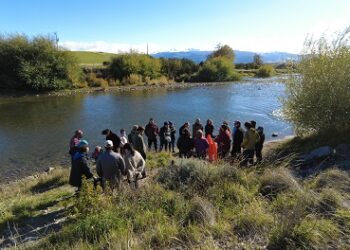 La comunidad de Valle Simpson se une para monitorear y cuidar el río de la localidad