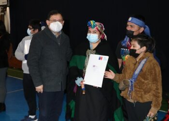 En Emotivo Encuentro 108 Familias de Puerto Aysén Recibieron las Escrituras de sus Viviendas