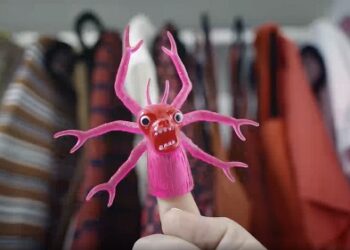 El Monstruo en nuestro clóset: Una mirada en profundidad a la industria textil, el plástico que usa y la huella que deja