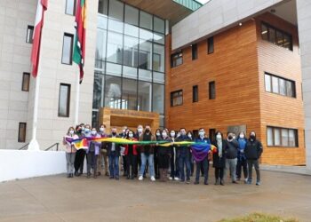 Día del Orgullo LGBTIQ+: Gobierno Regional de Aysén despliega bandera de la diversidad sexual
