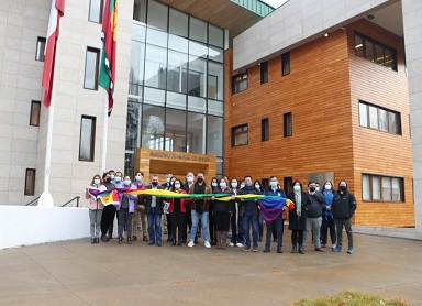 Día del Orgullo LGBTIQ+: Gobierno Regional de Aysén despliega bandera de la diversidad sexual