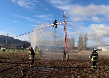 Cuerpo de Bomberos de Coyhaique Suma 40 Nuevos Voluntarios Tras Exitosa Ceremonia de Bautizo
