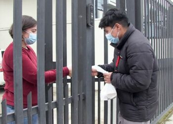 Entrega de medicamentos a domicilio: La exitosa estrategia del Hospital Regional Coyhaique para acercar la salud a quienes más lo necesitan