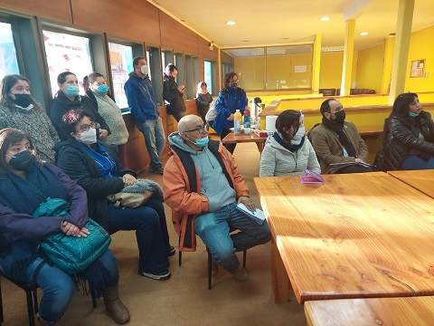 Salud mantiene contacto permanente con comunidad de Villa Mañihuales y avanza en compromisos con sus habitantes