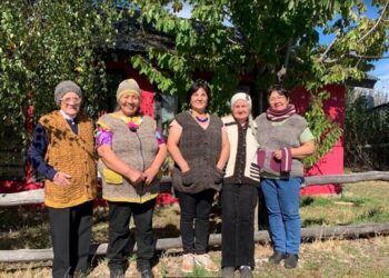 Lanzan bitácora sobre colección textil creada entre artesanas de Cerro Castillo y Mañihuales