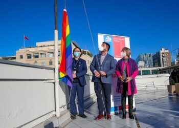 Bandera del Orgullo es izada en la Dirección del Trabajo