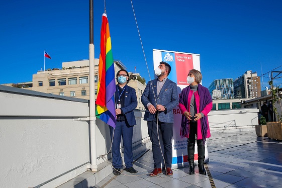 Bandera del Orgullo es izada en la Dirección del Trabajo