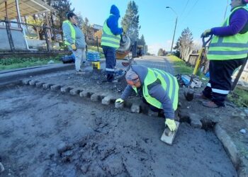 CON MANO DE OBRA LOCAL, LA MUNICIPALIDAD DE GUAITECAS LEVANTA 11 REDUCTORES DE VELOCIDAD EN LAS CALLES DE MELINKA&nbsp;