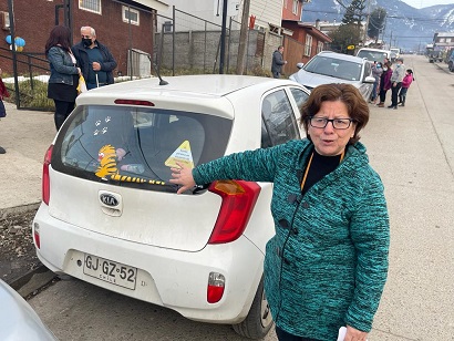 Agrupación de Ciegos de la Patagonia entregó adhesivos para sensibilizar a la comunidad