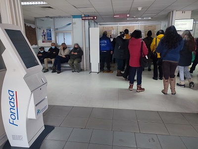 Usuarios del Hospital Regional Coyhaique cuentan con nuevo Tótem de Fonasa para facilitar acceso a trámites