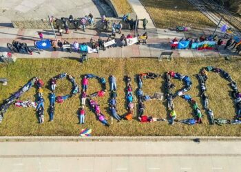 Con gigantografía humana los Movimientos Sociales y Ciudadanía por el Apruebo&nbsp;se manifestaron&nbsp;en&nbsp;Coyhaique