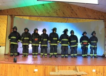 En solemne ceremonia reconocen a bomberos y bomberas de la comuna de Cisnes