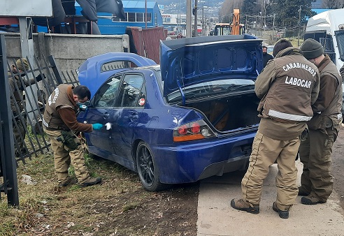 Carabineros junto a la Fiscalía indaga baleo a vehículo en Av. Ogana de Coyhaique