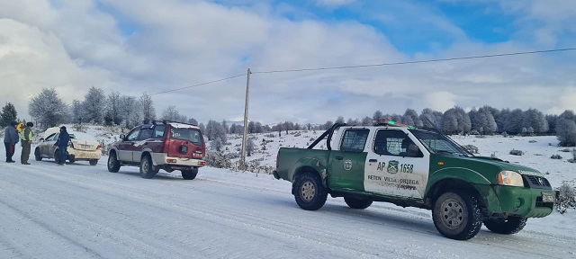 Ante nieve caída Carabineros de Coyhaique llama a conductores a planificar los viajes y verificar las condiciones técnicas del vehículo