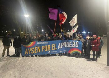 Chile solidario y democrático: Simpatizantes del Apruebo realizaron banderazo en Coyhaique