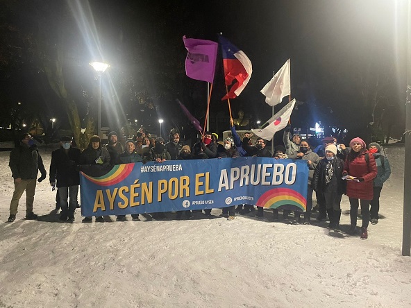 Chile solidario y democrático: Simpatizantes del Apruebo realizaron banderazo en Coyhaique