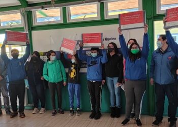 Seremi de Educación participó en la entrega de computadores de Becas TICs a alumnos de la Escuela de Puerto Guadal