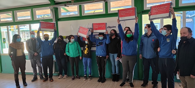 Seremi de Educación participó en la entrega de computadores de Becas TICs a alumnos de la Escuela de Puerto Guadal