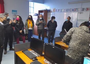 Subsecretario Claudio Araya constata avance de proyecto Conectividad para la Educación 2030 en escuela Aonikenk de Río Ibáñez