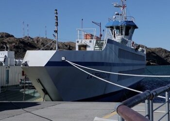 Autoridades inspeccionan avances en barcazas La Tehuelche y Pilchero