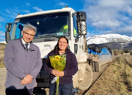 Reconocimiento a Eumenia Torres, recolectora y chofer de camión tolva