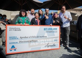Comediantes nacionales por el Apruebo entregan donación a la campaña en su recta final