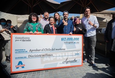 Comediantes nacionales por el Apruebo entregan donación a la campaña en su recta final