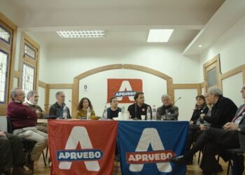 Economistas chilenos apoyan la Nueva Constitución: “estamos por avanzar, esta constitución lo permite y por eso aprobaremos”.