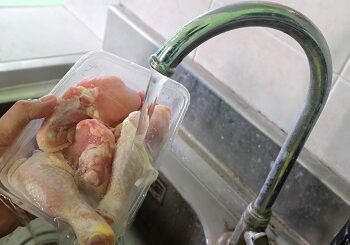 Inocuidad alimentaria: Por qué no debe lavar el pollo antes de cocinarlo