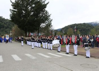 Desfile en Cisnes: destacan participación de la comunidad y la Banda de Guerra del Litoral