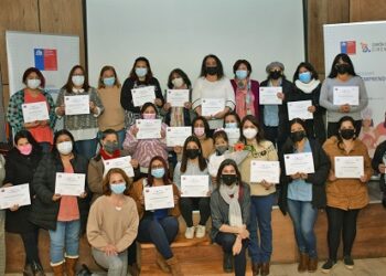 SernamEG certifica a las participantes de la Escuela Mujer Emprende durante un encuentro regional