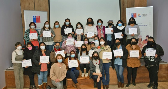 SernamEG certifica a las participantes de la Escuela Mujer Emprende durante un encuentro regional