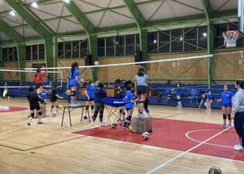 Jóvenes de Puerto Aysén participan en talleres gratuitos de Voleibol financiados por INJUV Aysén
