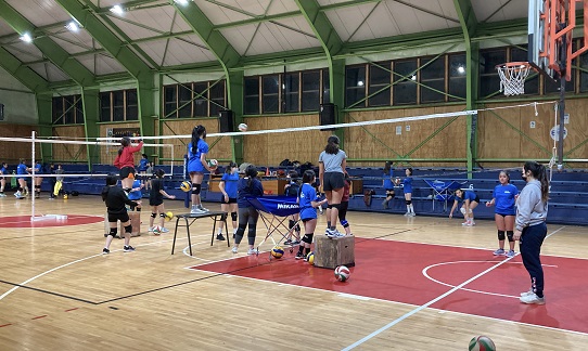 Jóvenes de Puerto Aysén participan en talleres gratuitos de Voleibol financiados por INJUV Aysén