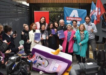Desafío “2 millones de casas por el Apruebo” llega a la meta y terminan su recorrido en la casa de Connie Achurra