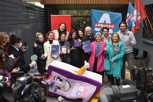 Desafío “2 millones de casas por el Apruebo” llega a la meta y terminan su recorrido en la casa de Connie Achurra