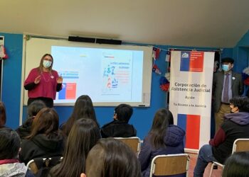 CAJ realiza charla sobre línea de atención “La niñez y la adolescencia se defienden” a estudiantes de 8° básicos de la Escuela Baquedano en Coyhaique