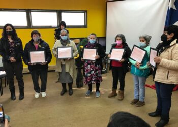 Seis mujeres de Villa Mañihuales recibieron diplomas de reconocimiento por su participación en el Plan de Alfabetización Contigo Aprendo
